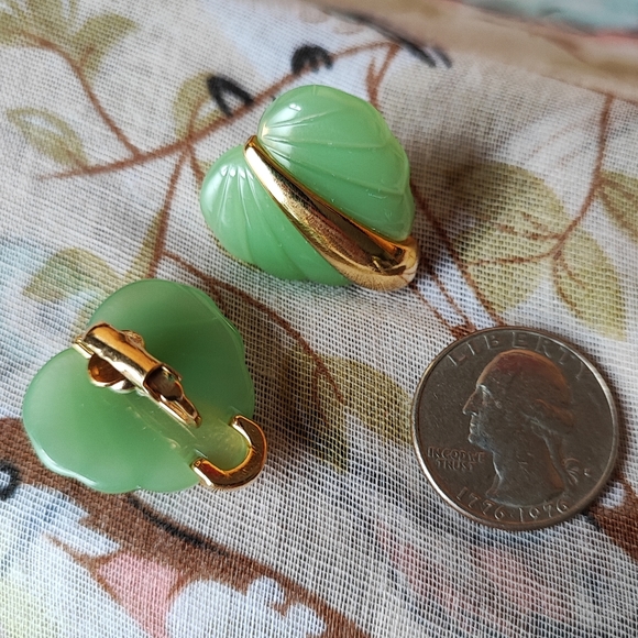 Lucite Molded Faux Jade Gold Tone Leaf Clip Earrings Green Vintage EUC - Picture 7 of 7
